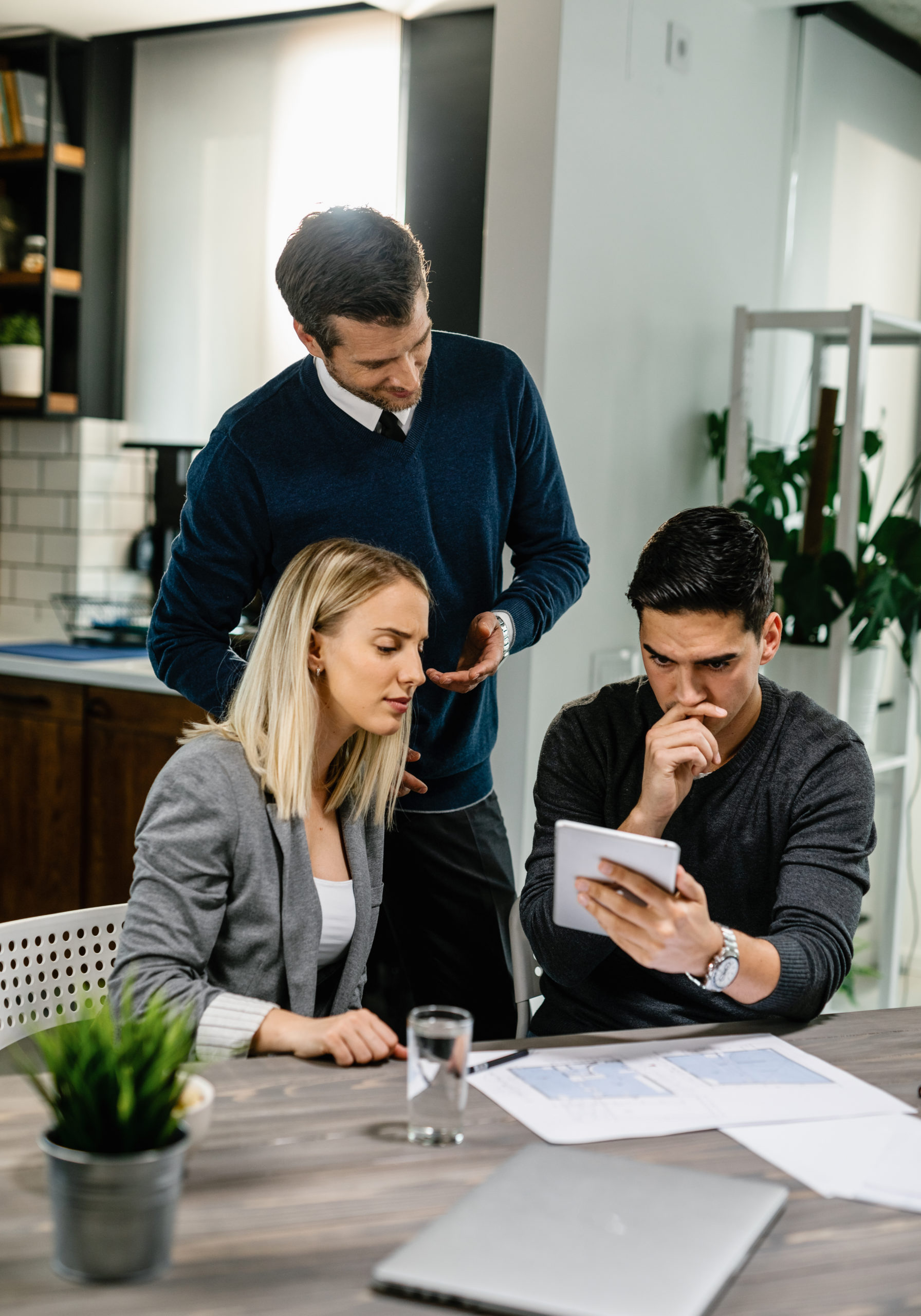 preparing-annual-accounts-with-coworkers-1536x1024